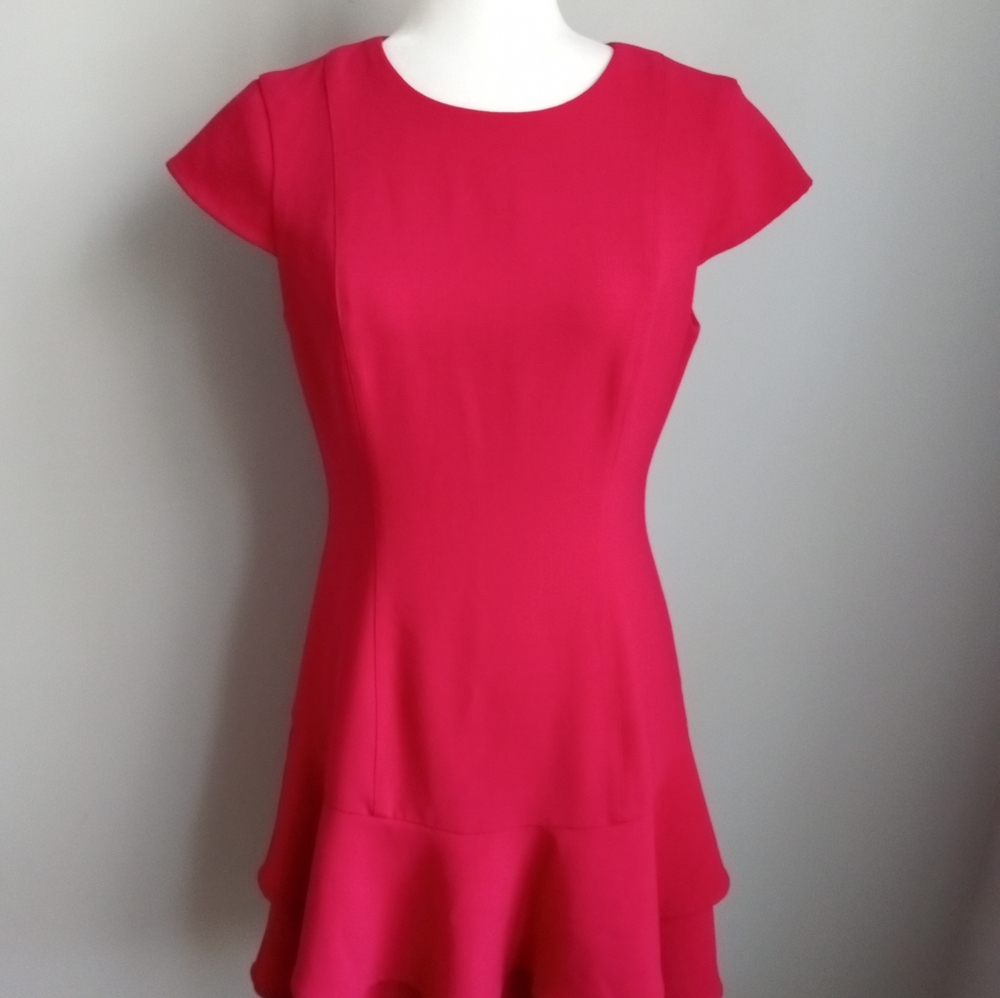 ELIZA J SHORT SLEEVE HOT PINK RUFFLE HEM DRESS. SIZE 8.